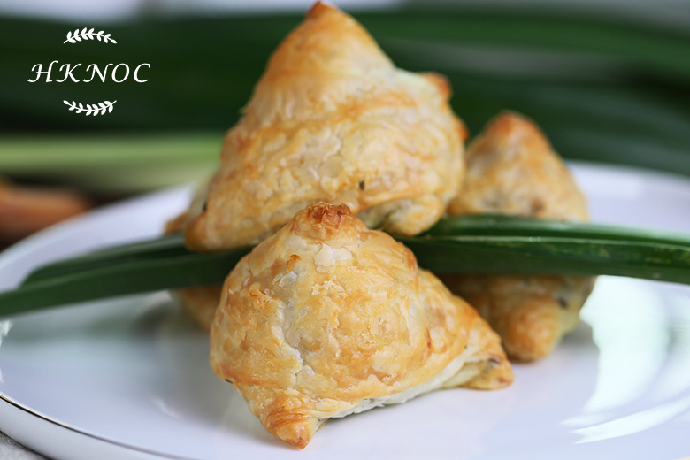 帝皇蝦多士拼焗牛肉咖哩角配香辣千島醬