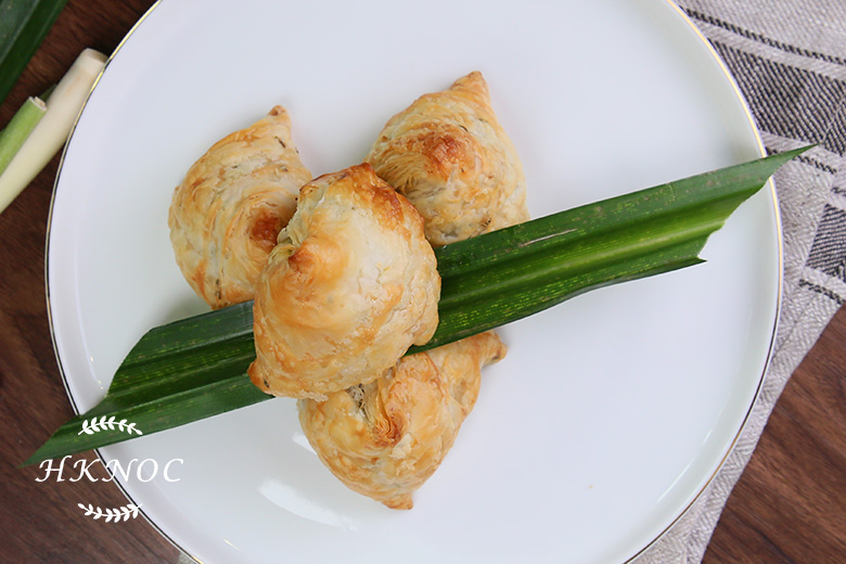 帝皇蝦多士拼焗牛肉咖哩角配香辣千島醬