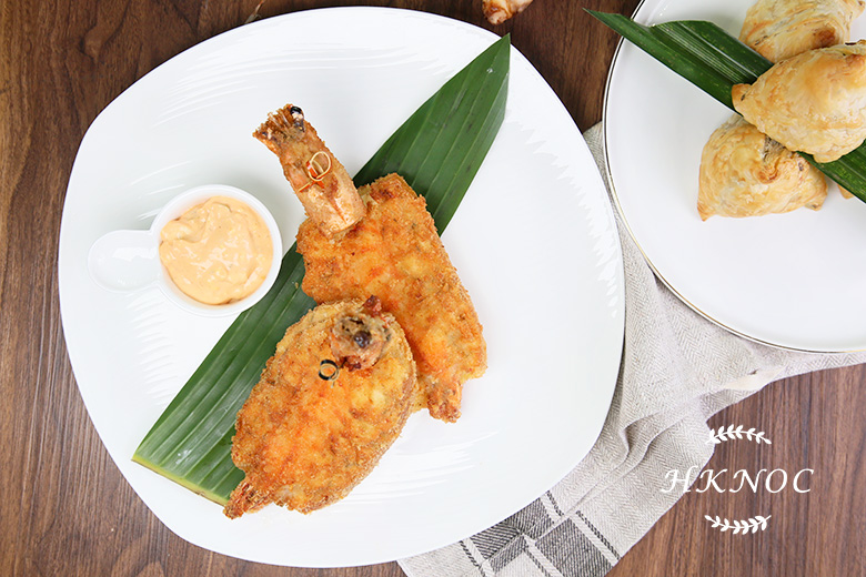 帝皇蝦多士拼焗牛肉咖哩角配香辣千島醬