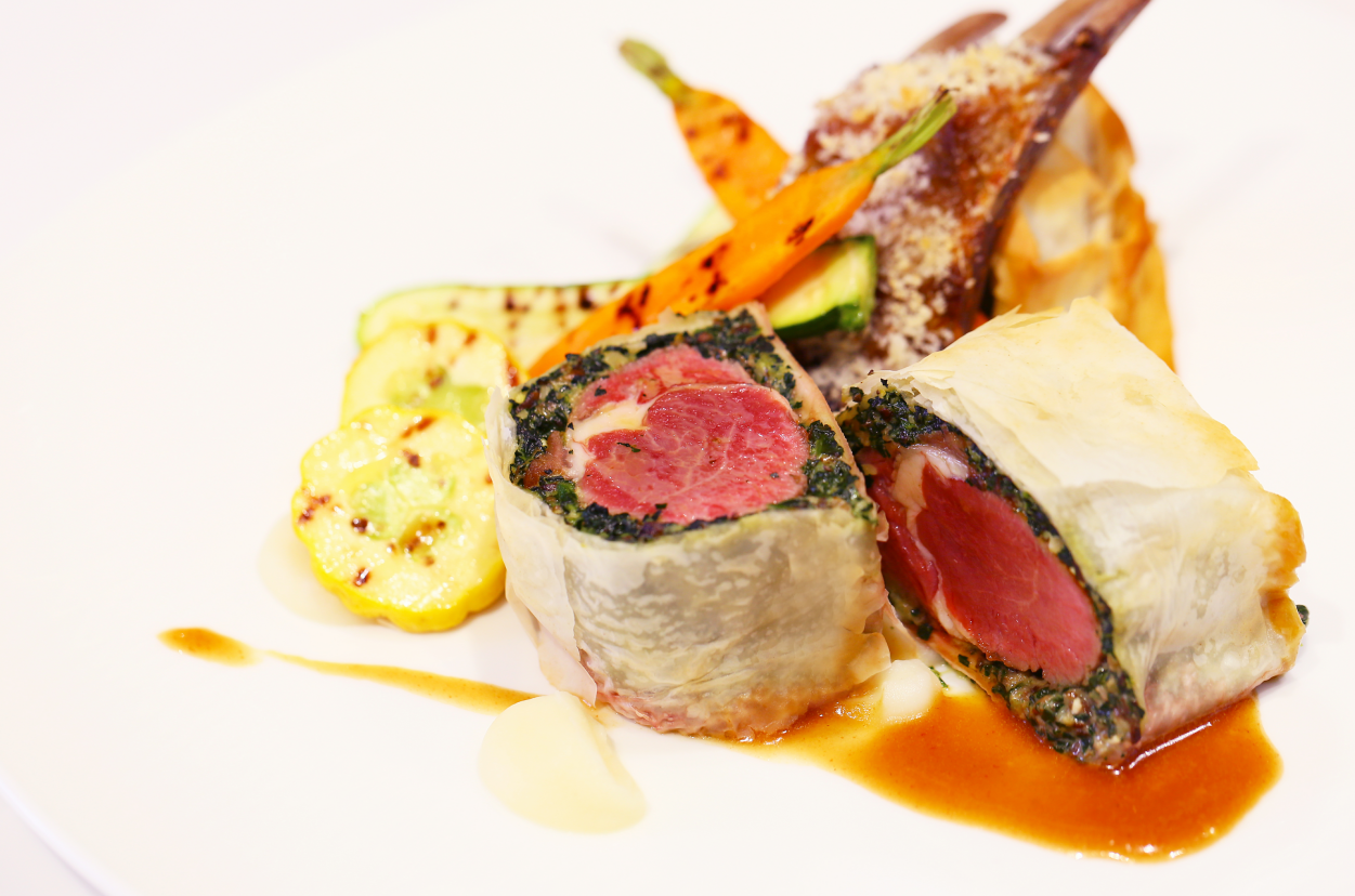 焗紙酥皮羊柳配菠菜及松子仁