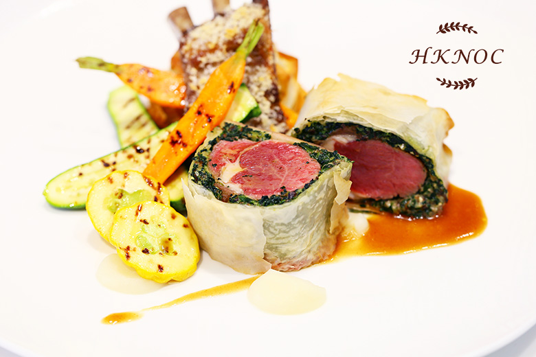 焗紙酥皮羊柳配菠菜及松子仁