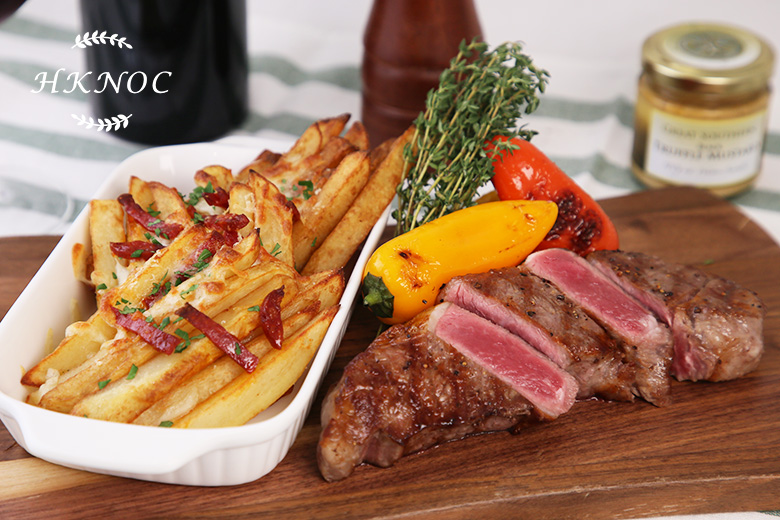 芝士煙肉焗馬鈴薯條配烤牛扒及黑椒醬汁