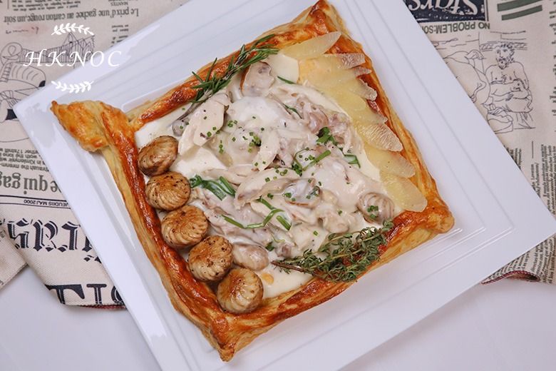 法國傳統名菜:白汁雞肉蘑菇手工酥盒 +法式椰菜花忌廉濃湯