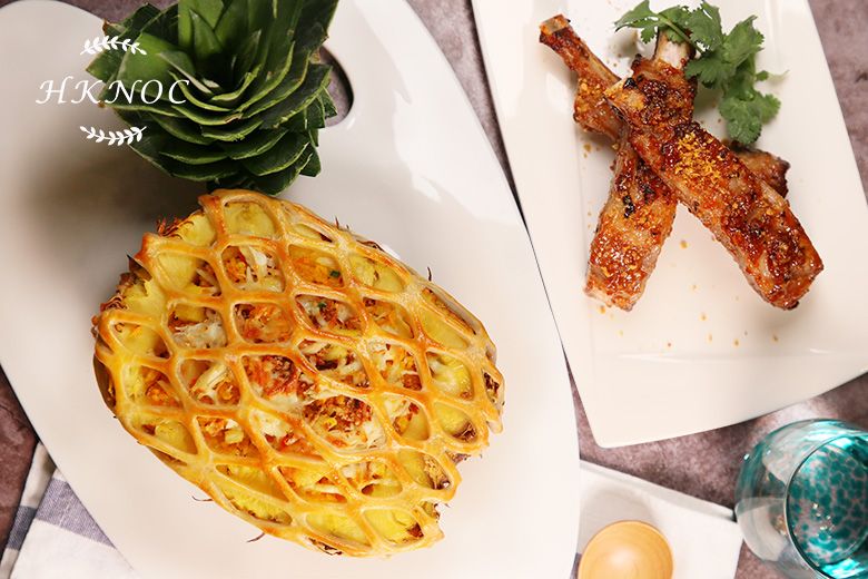 酥皮焗芝士菠蘿海鮮炒飯配蒜香西班牙豬肋骨