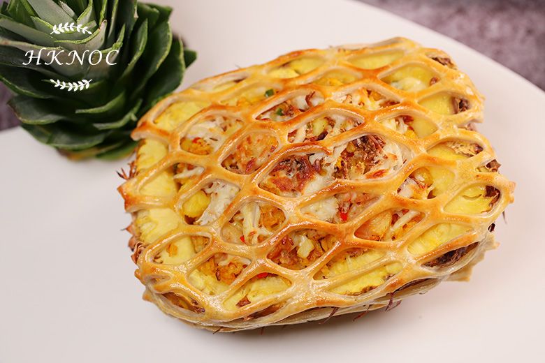 酥皮焗芝士菠蘿海鮮炒飯配蒜香西班牙豬肋骨