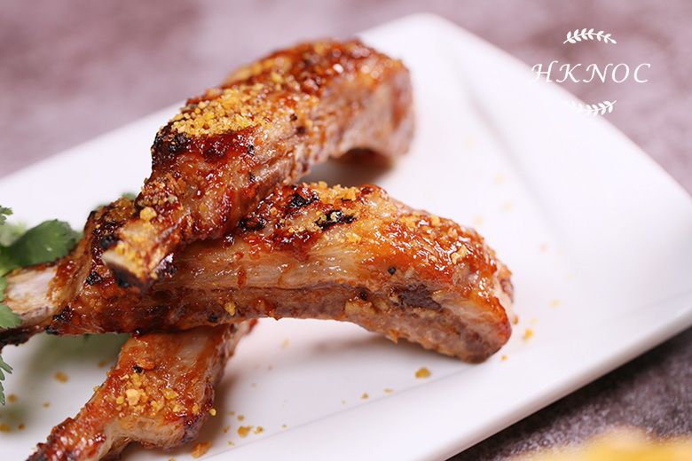 酥皮焗芝士菠蘿海鮮炒飯配蒜香西班牙豬肋骨