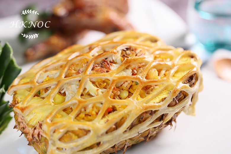 酥皮焗芝士菠蘿海鮮炒飯配蒜香西班牙豬肋骨