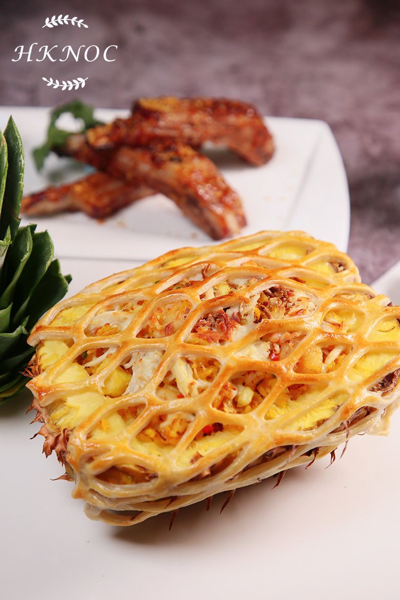 酥皮焗芝士菠蘿海鮮炒飯配蒜香西班牙豬肋骨