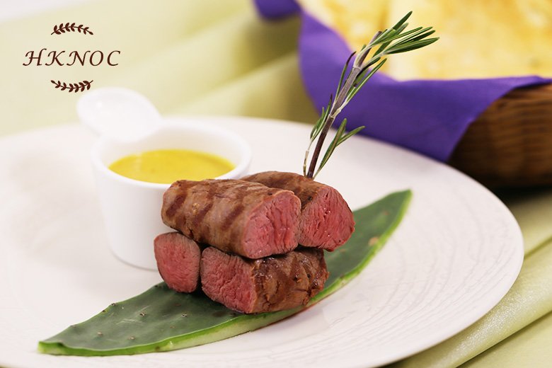 烤澳洲羊柳配清真咖哩及芝士莞茜烤餅