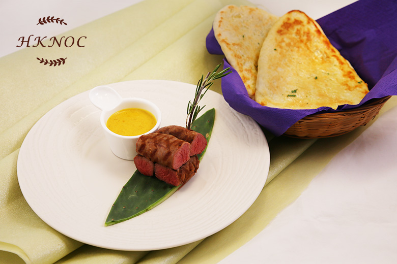 烤澳洲羊柳配清真咖哩及芝士莞茜烤餅