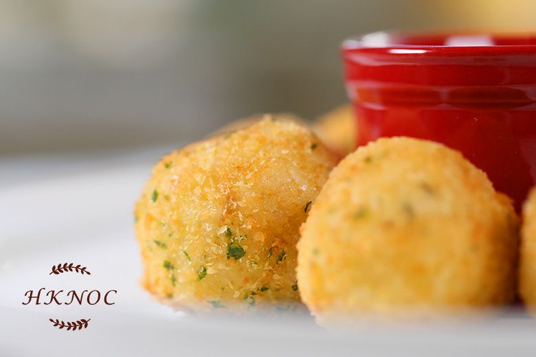 炸章魚小飯糰配酸辣芝士醬