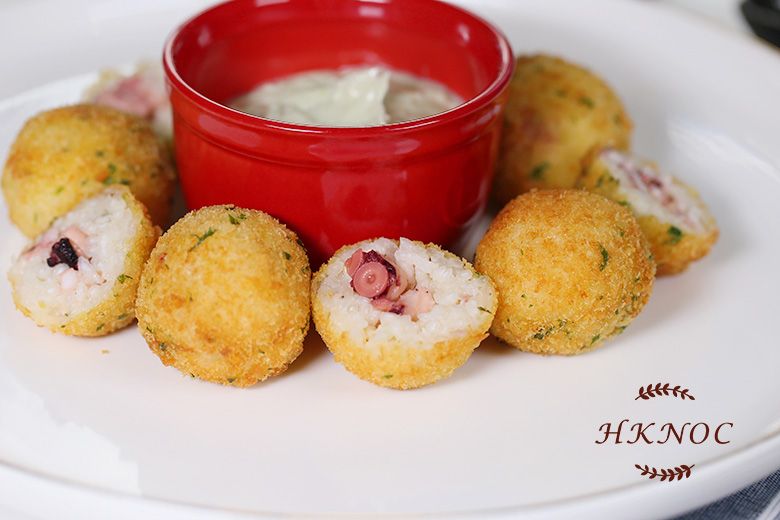 炸章魚小飯糰配酸辣芝士醬