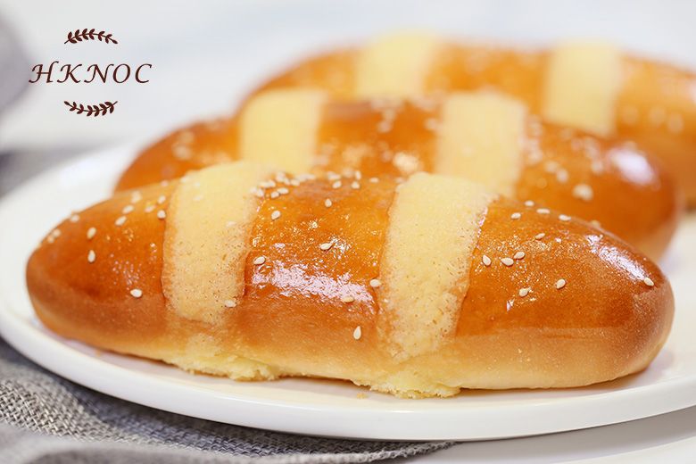 鹹蛋黃菠蘿包配鹹蛋黃雞尾包