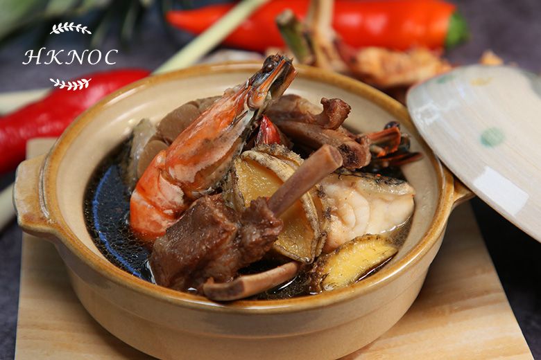 海鮮肉骨茶配煎蝦米脆餅