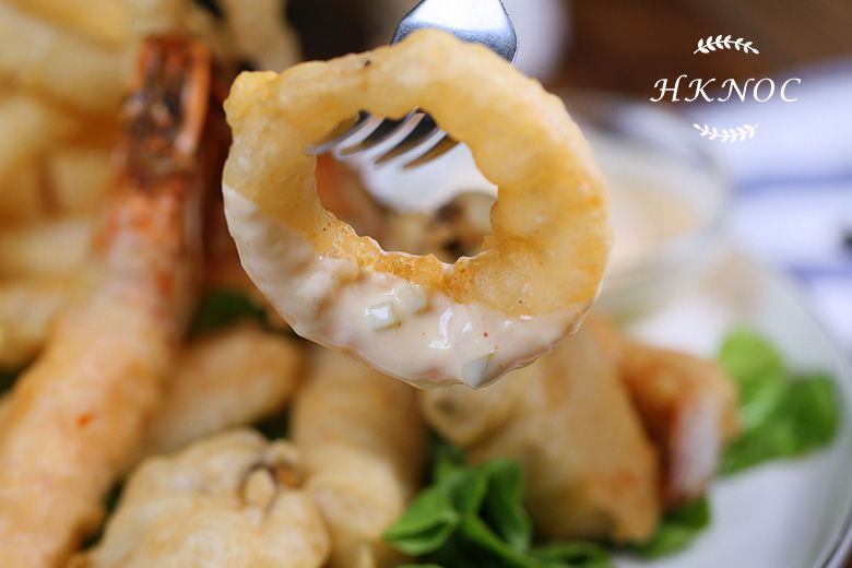 炸海鮮拼盆配酸辣奶油醬