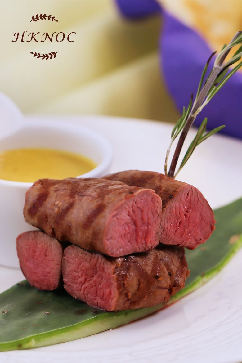 烤澳洲羊柳配清真咖哩及芝士莞茜烤餅