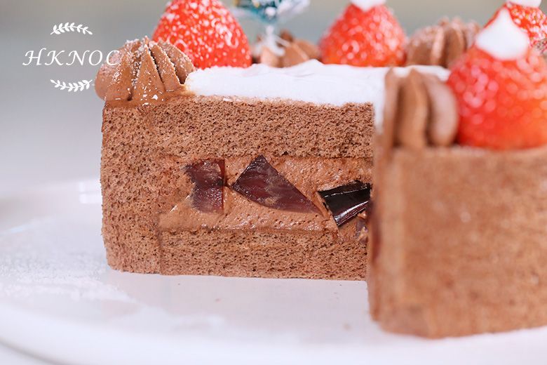 冬日小屋 (黑加侖子朱古力蛋糕配迷你薑餅屋)