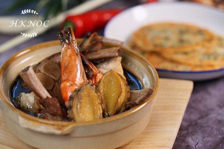 海鮮肉骨茶配煎蝦米脆餅