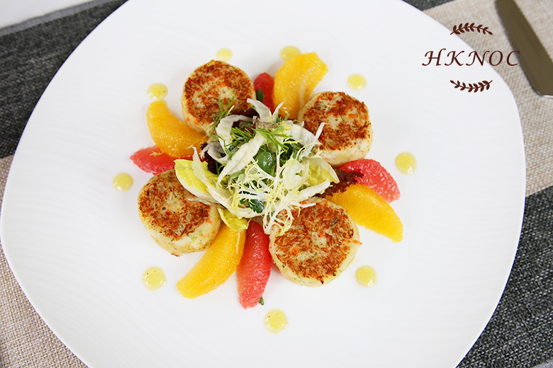 香煎蟹餅配香草橘子沙律