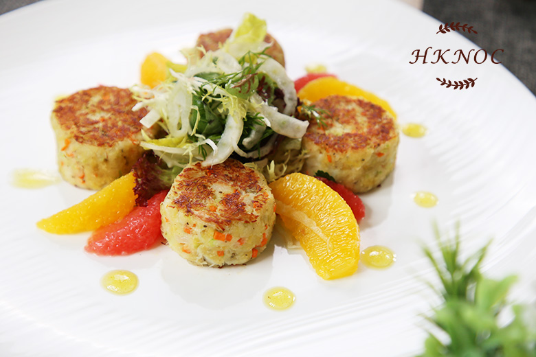 香煎蟹餅配香草橘子沙律