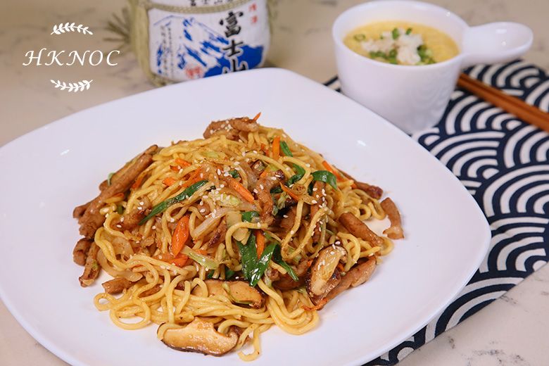 全日制E班:(蟹肉粟米羹+肉絲香菇炒拉麵+聖誕樹造型奶油酥皮配翻糖皮聖誕老人裝飾)