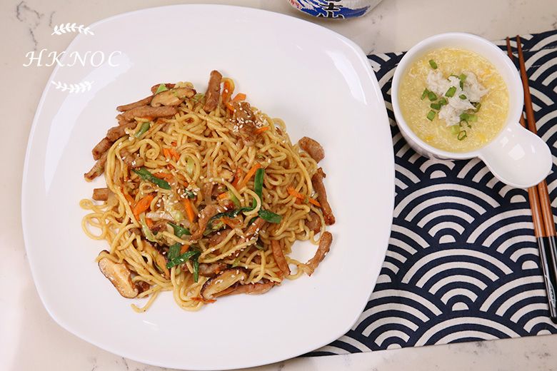 全日制E班:(蟹肉粟米羹+肉絲香菇炒拉麵+聖誕樹造型奶油酥皮配翻糖皮聖誕老人裝飾)