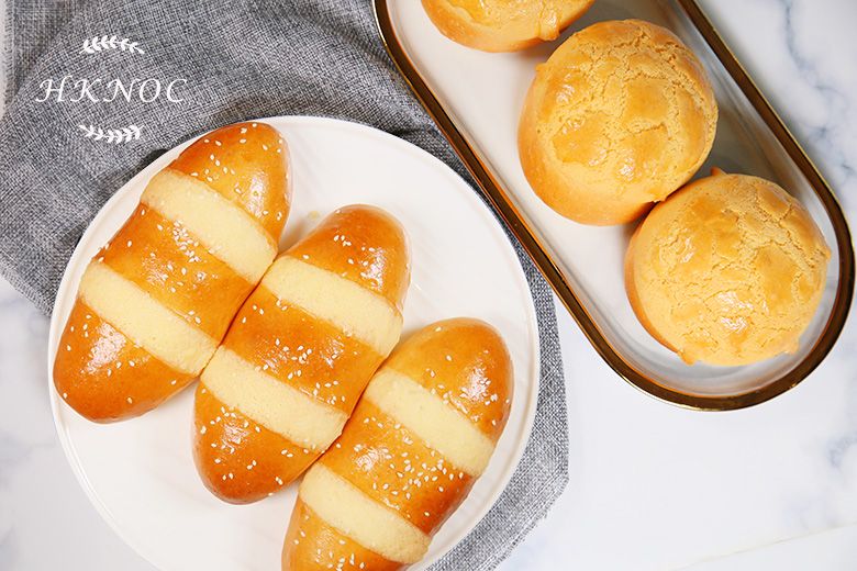 鹹蛋黃菠蘿包配鹹蛋黃雞尾包