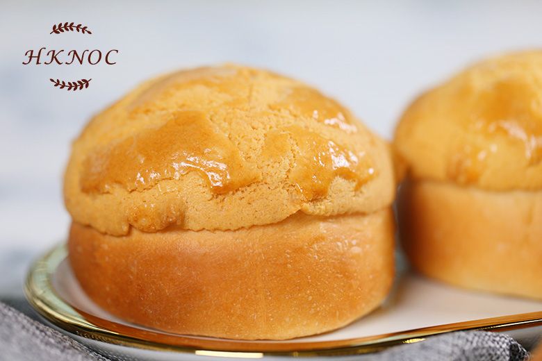 鹹蛋黃菠蘿包配鹹蛋黃雞尾包