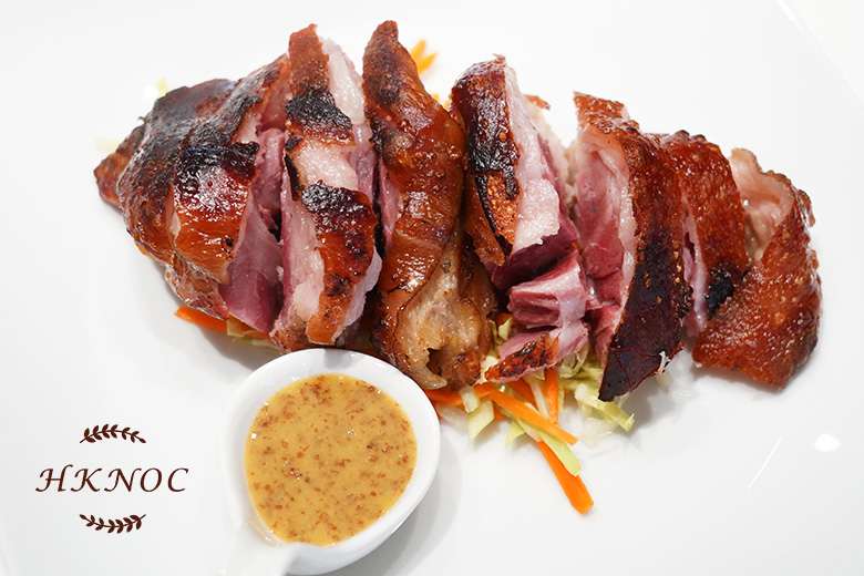 烤鹹豬手配芥末蜜糖汁及椰菜沙律
