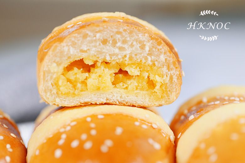鹹蛋黃菠蘿包配鹹蛋黃雞尾包