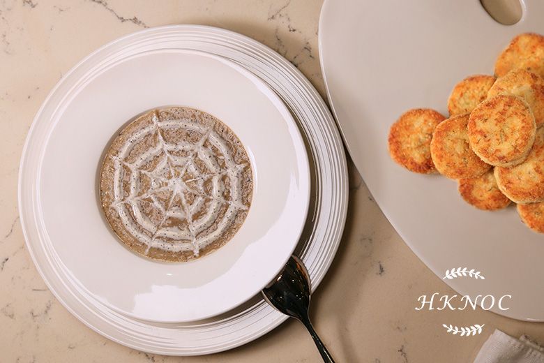 蘑菇湯配黑松露醬及煙三文魚蝦油薯餅