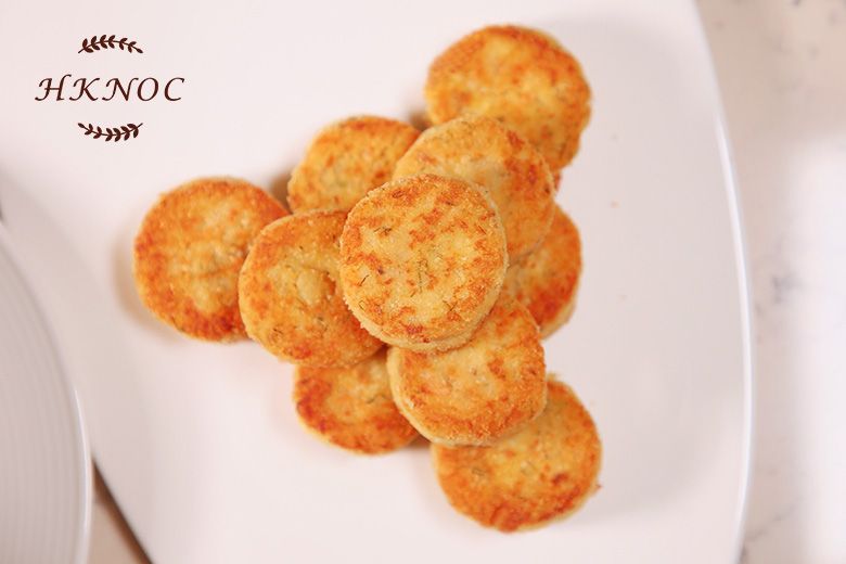 蘑菇湯配黑松露醬及煙三文魚蝦油薯餅