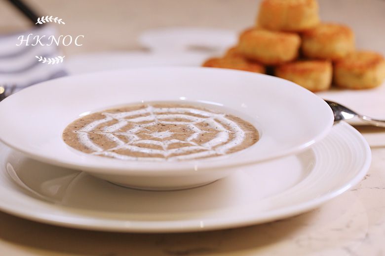 蘑菇湯配黑松露醬及煙三文魚蝦油薯餅