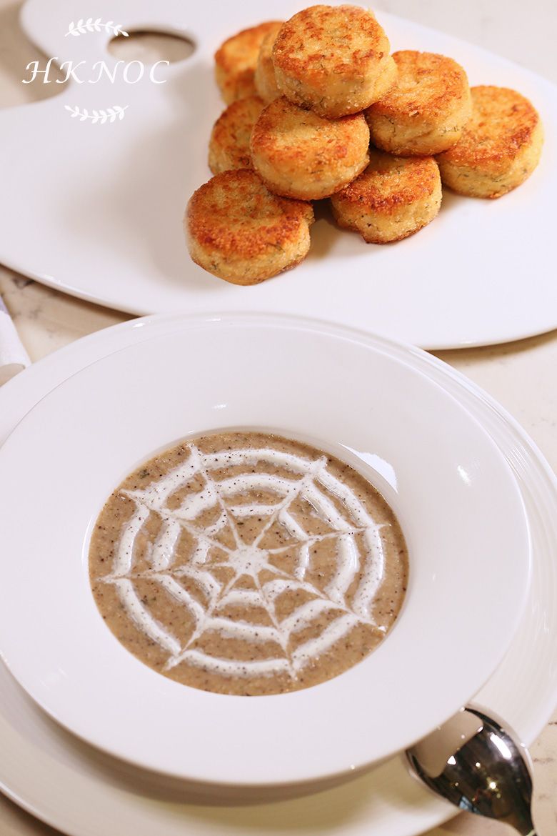 蘑菇湯配黑松露醬及煙三文魚蝦油薯餅