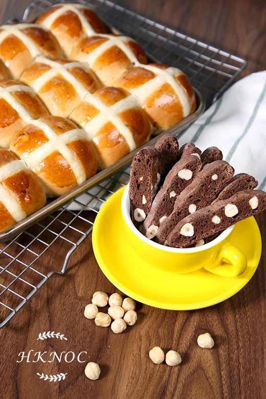 十字包配朱古力榛子意大利果仁曲奇