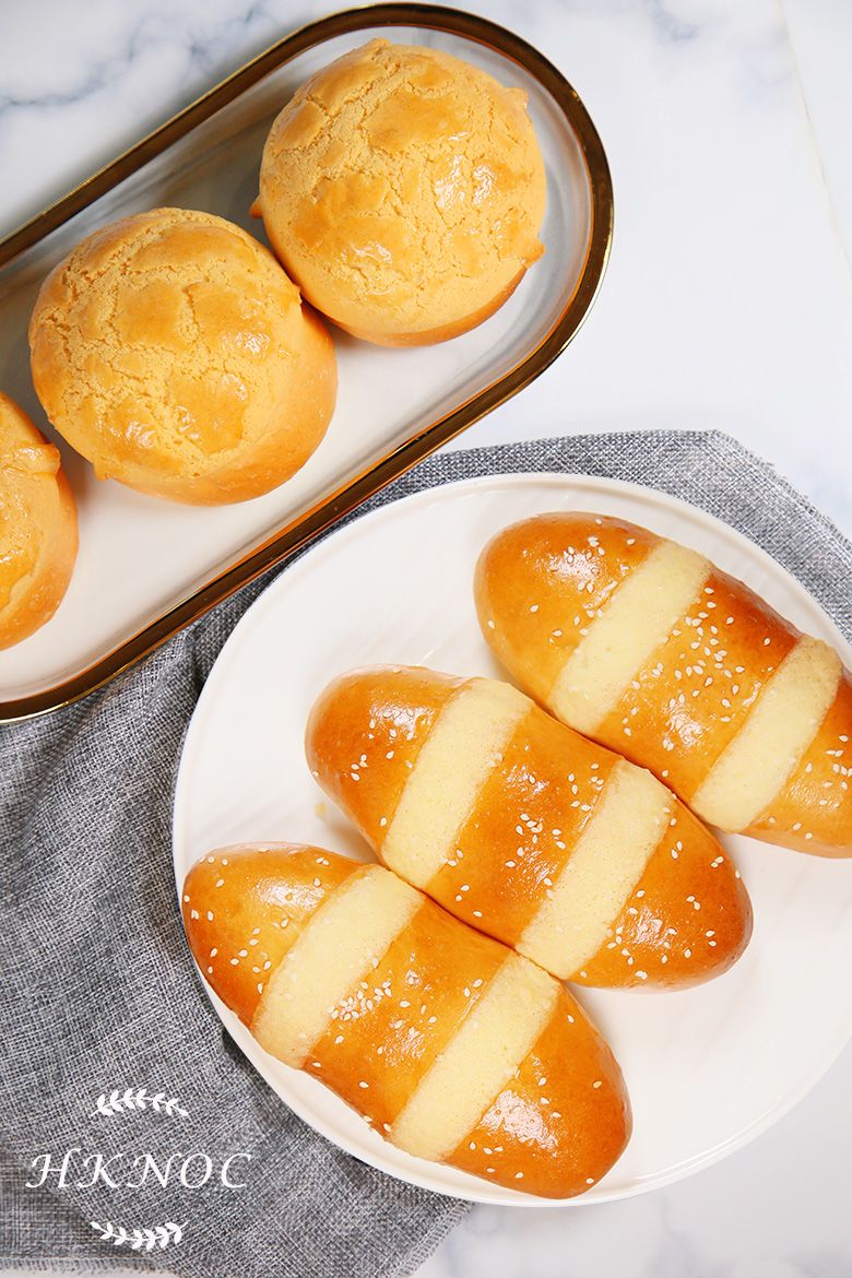 鹹蛋黃菠蘿包配鹹蛋黃雞尾包