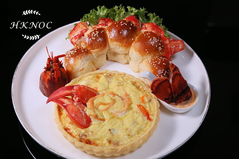 手工麵包配鮮嫩活龍蝦拼煙三文魚蟹肉龍蝦膏蛋批