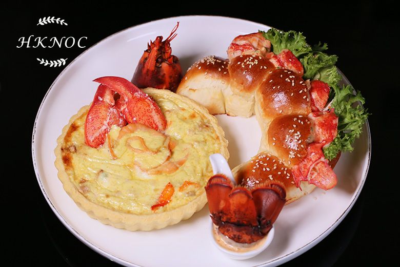 手工麵包配鮮嫩活龍蝦拼煙三文魚蟹肉龍蝦膏蛋批