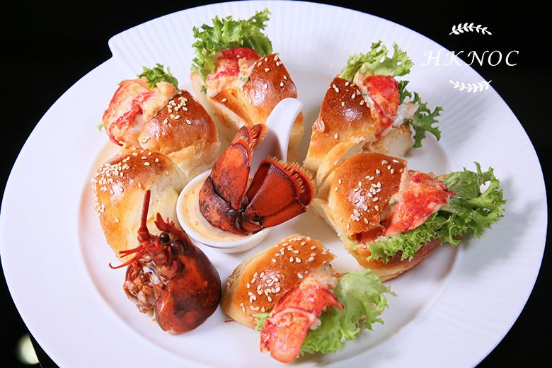 手工麵包配鮮嫩活龍蝦拼煙三文魚蟹肉龍蝦膏蛋批