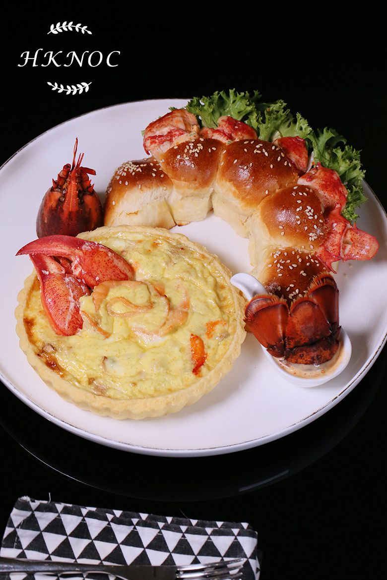 手工麵包配鮮嫩活龍蝦拼煙三文魚蟹肉龍蝦膏蛋批