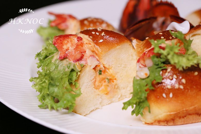 手工麵包配鮮嫩活龍蝦拼煙三文魚蟹肉龍蝦膏蛋批