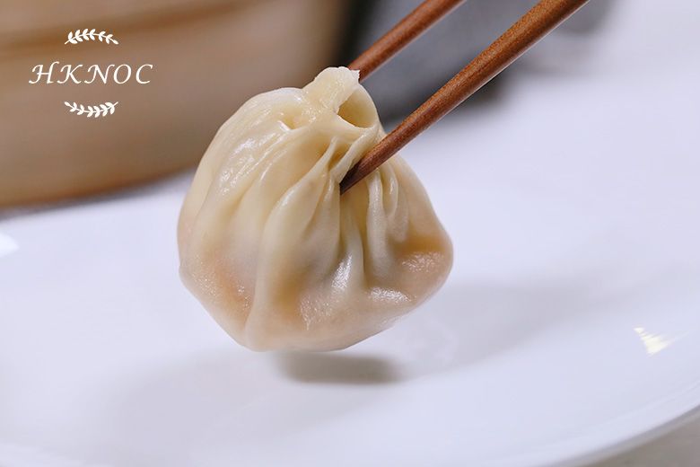 黑松露小籠包配蟹粉小籠包