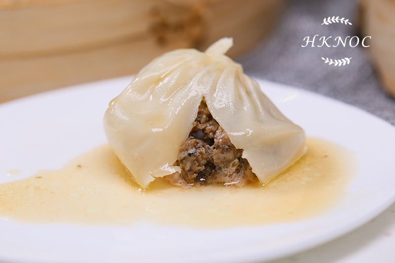 黑松露小籠包配蟹粉小籠包