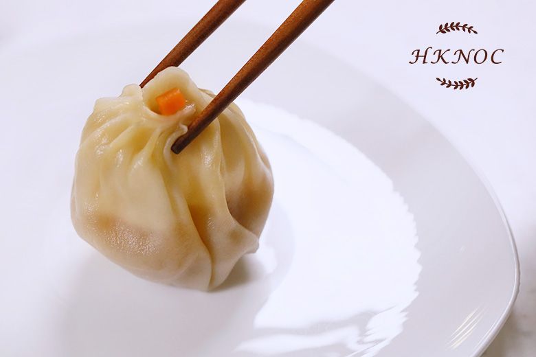 黑松露小籠包配蟹粉小籠包