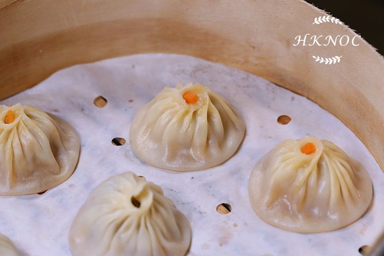 黑松露小籠包配蟹粉小籠包