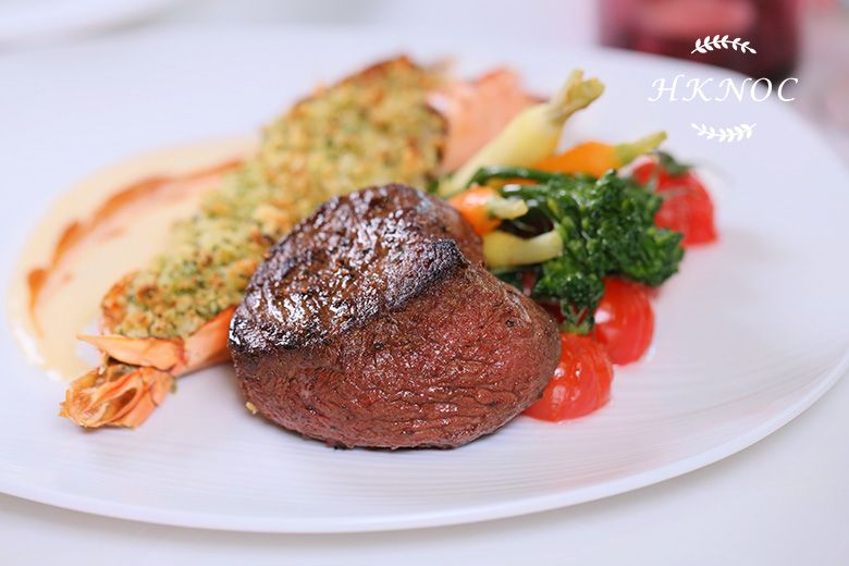 情人節餐:蒜香焗大蝦拼香草牛油煎心形牛柳 + 心形蟹肉牛油果沙律塔