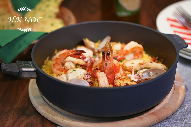 紅花辣肉腸海鮮飯配蒜蓉法包