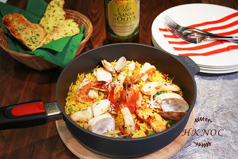 紅花辣肉腸海鮮飯配蒜蓉法包