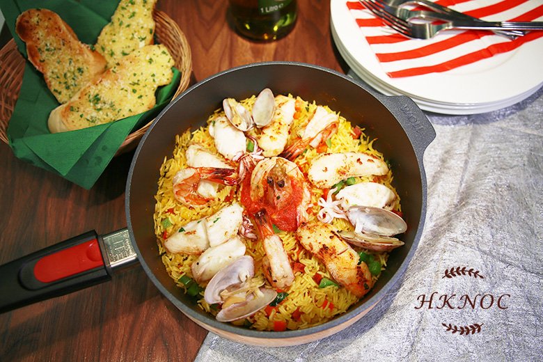 紅花辣肉腸海鮮飯配蒜蓉法包