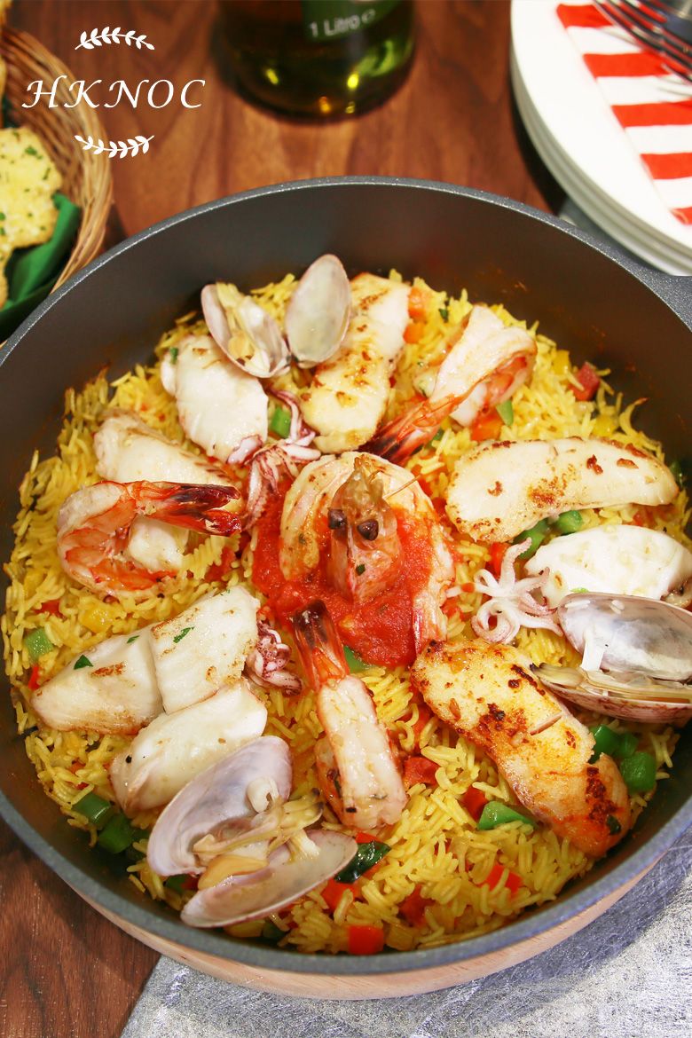 紅花辣肉腸海鮮飯配蒜蓉法包